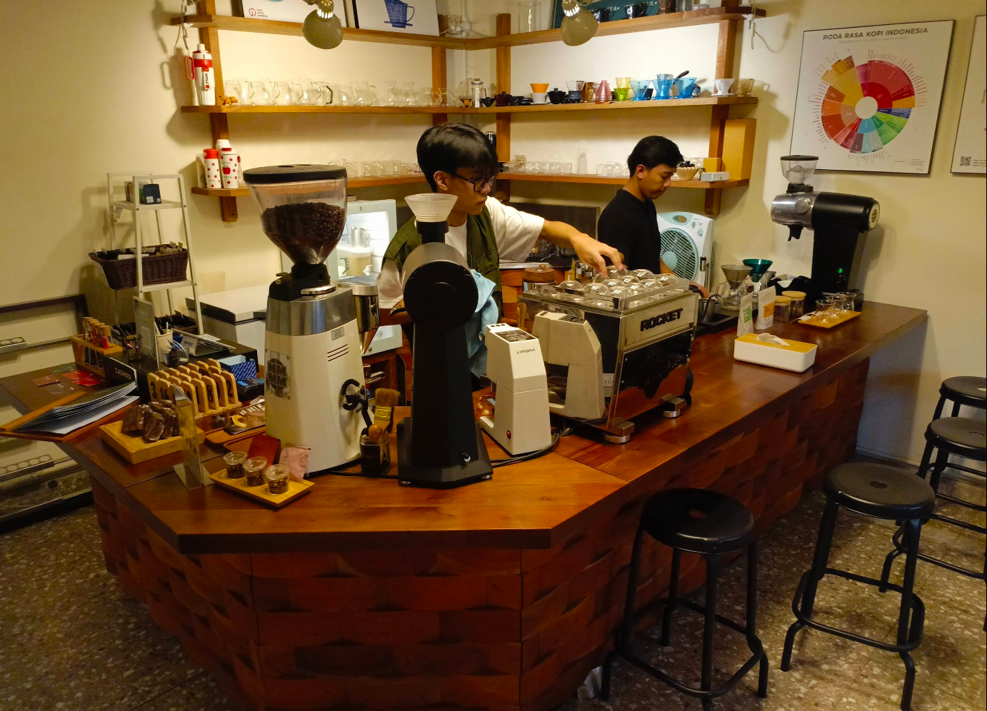 Tempat Ngopi Terenak Buat Menyendiri? Coba Coffee Shop Satu Ini di Bandung!
