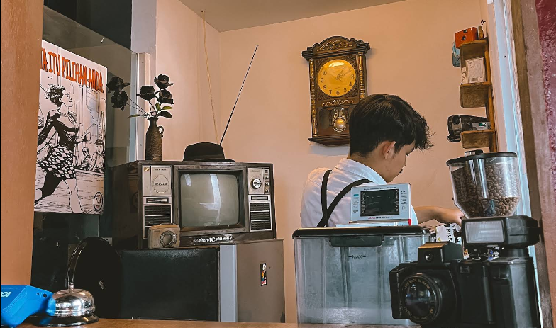 Tempat Ngopi Tervintage di Bandung: Ada Mesin Tik & TV Tabung di Coffee Shop